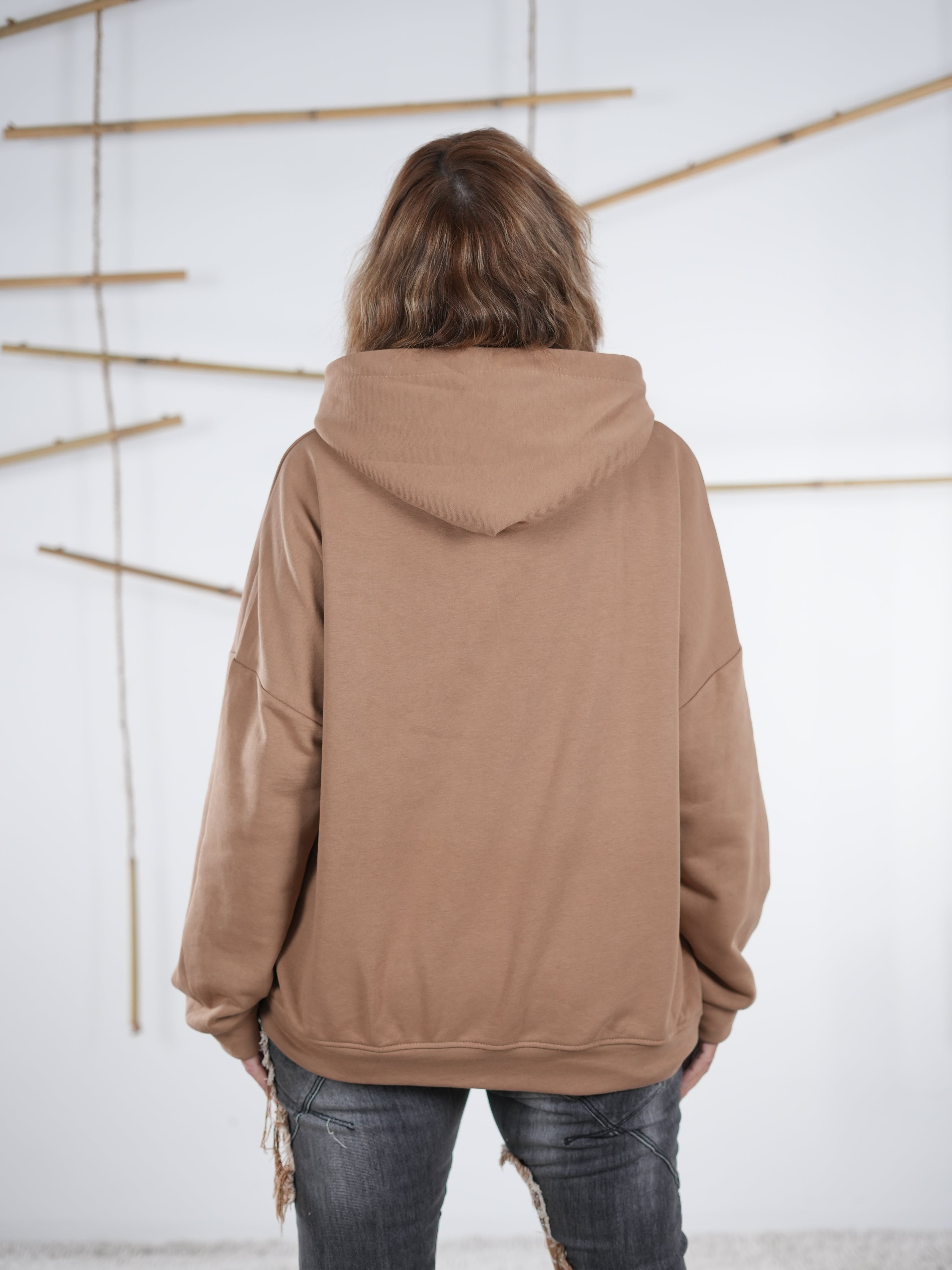 damen hoody in camel mit orangenem schriftzug, rückseite