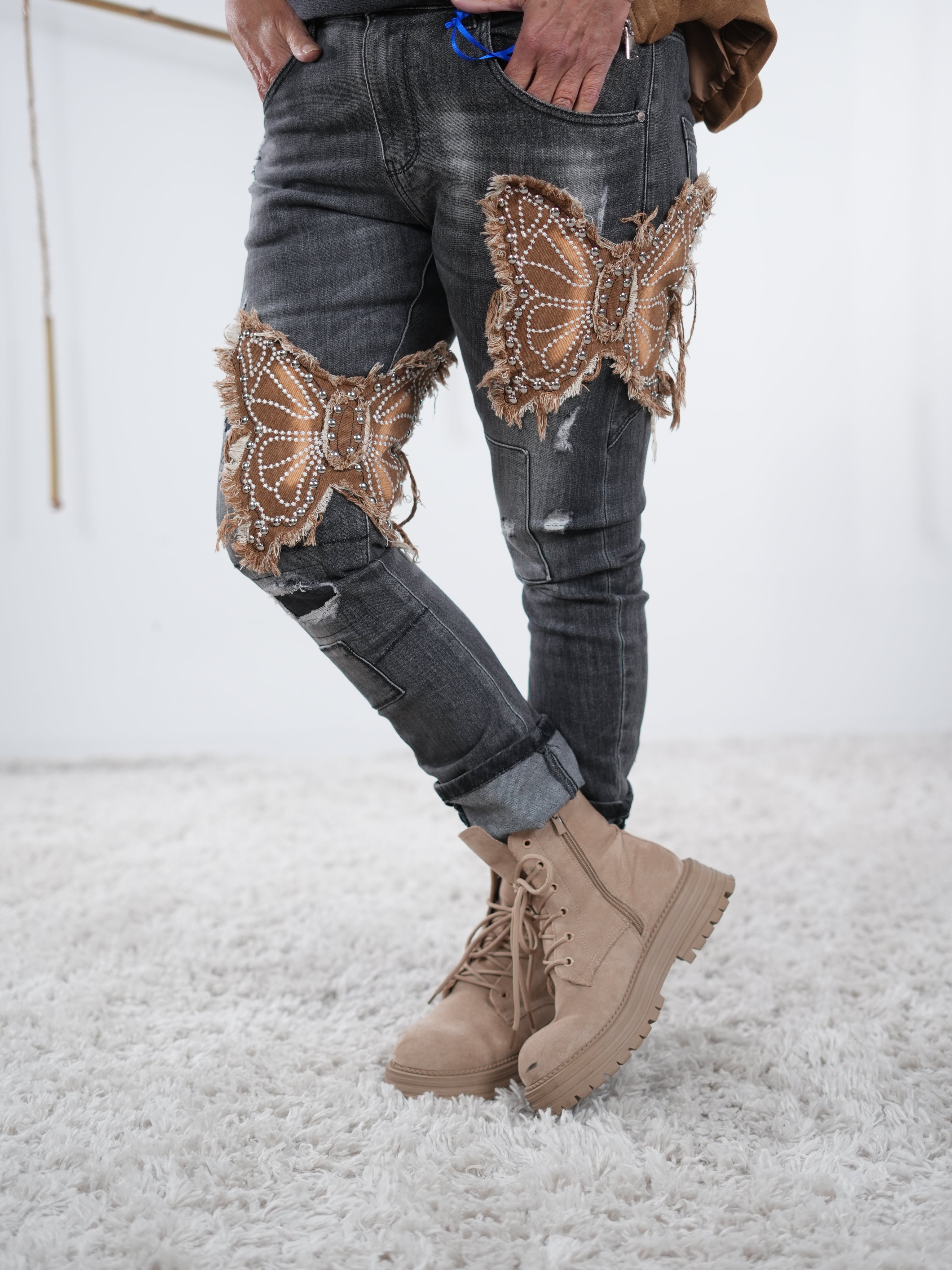 damen jeans in anthrazit mit präsentem schmetterlingspatch. seitliche Ansicht 