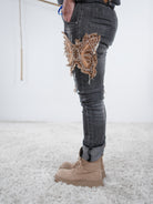 damen jeans in anthrazit mit präsentem schmetterlingspatch. Seitliche eingriffstaschen im fokus