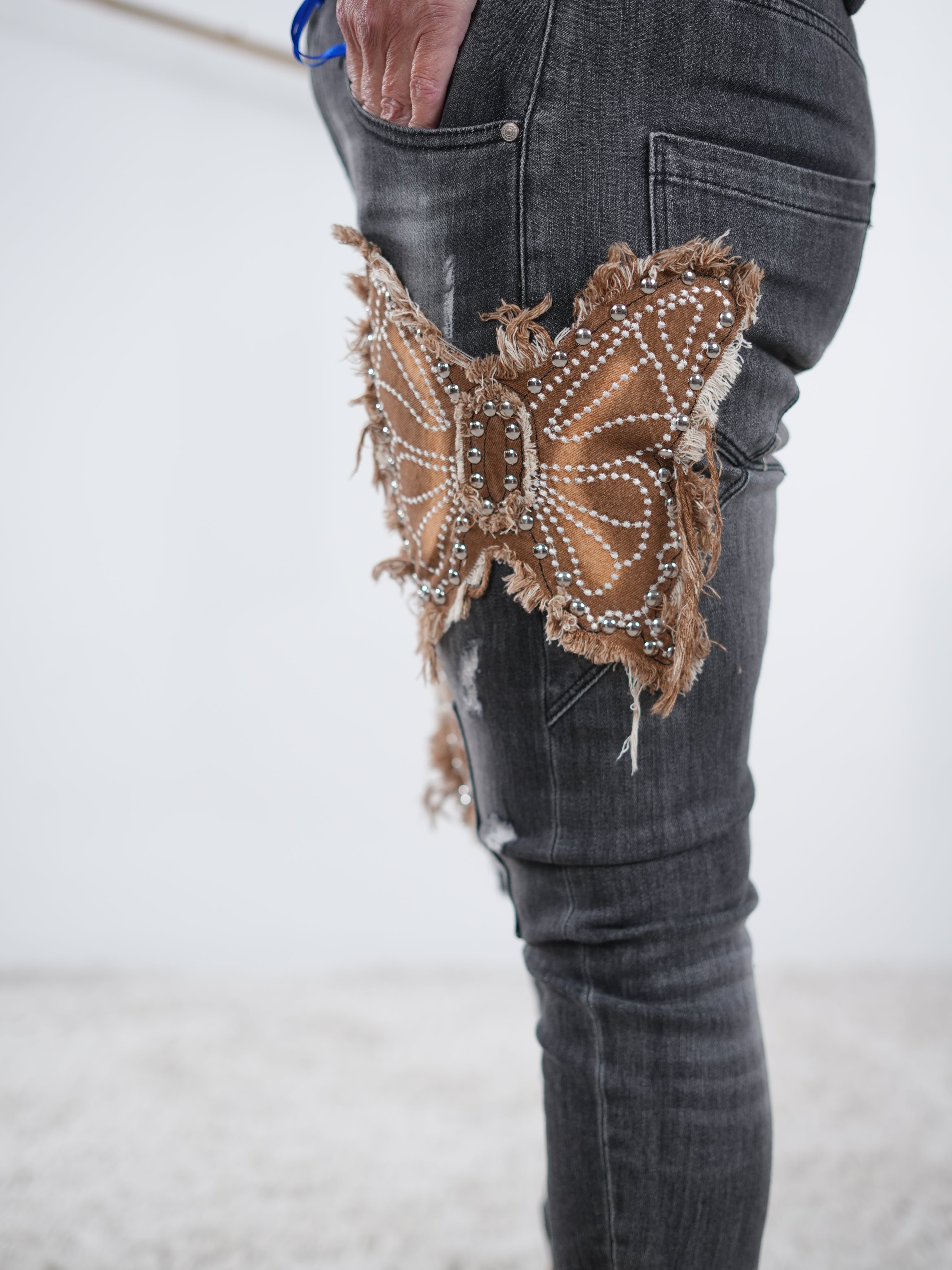damen jeans in anthrazit mit präsentem schmetterlingspatch. detaillierte Ansicht