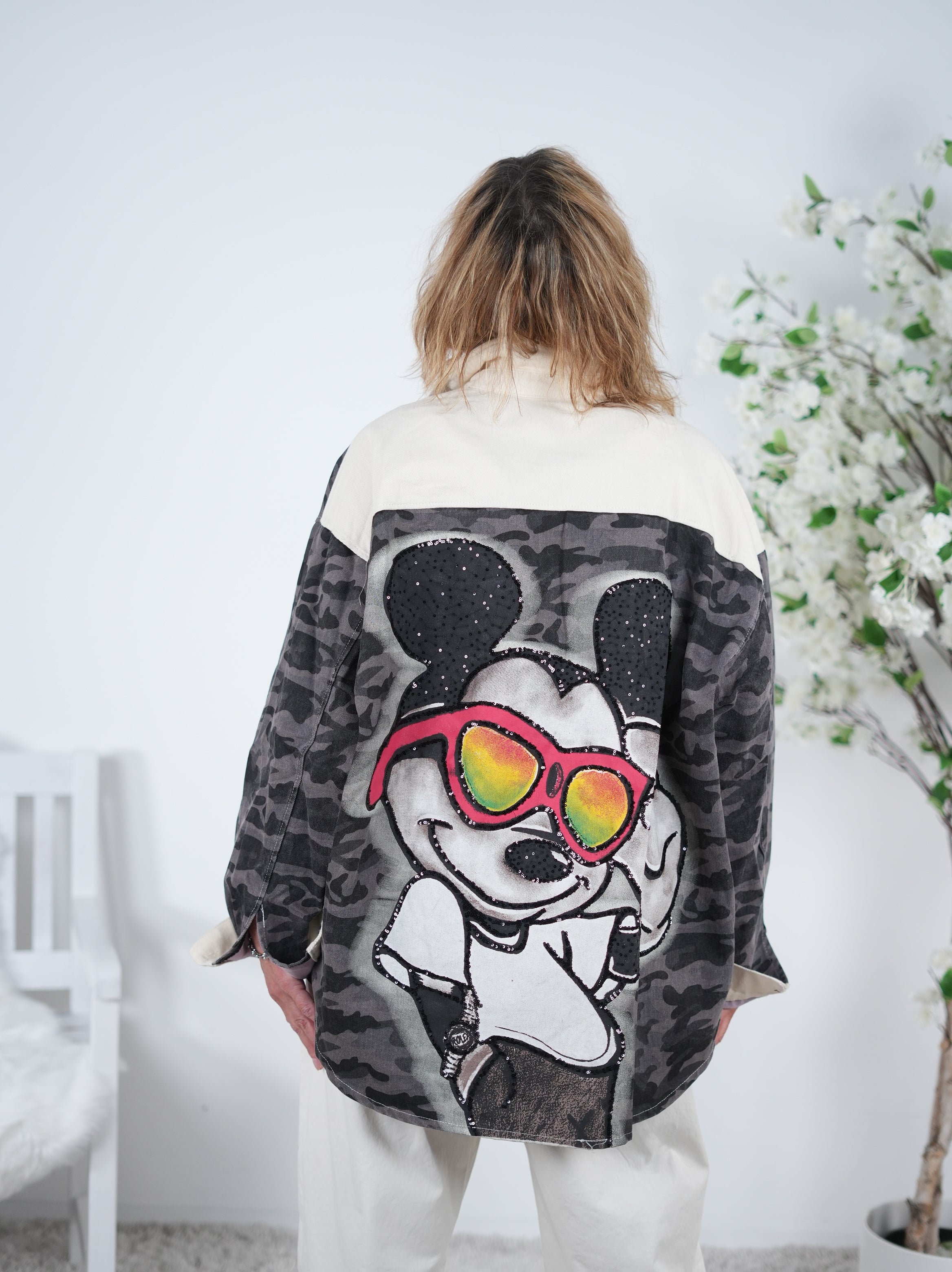 Jeans Jacke in camouflage mit großem Motiv