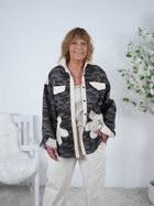 Jeans Jacke in camouflage mit großem Motiv