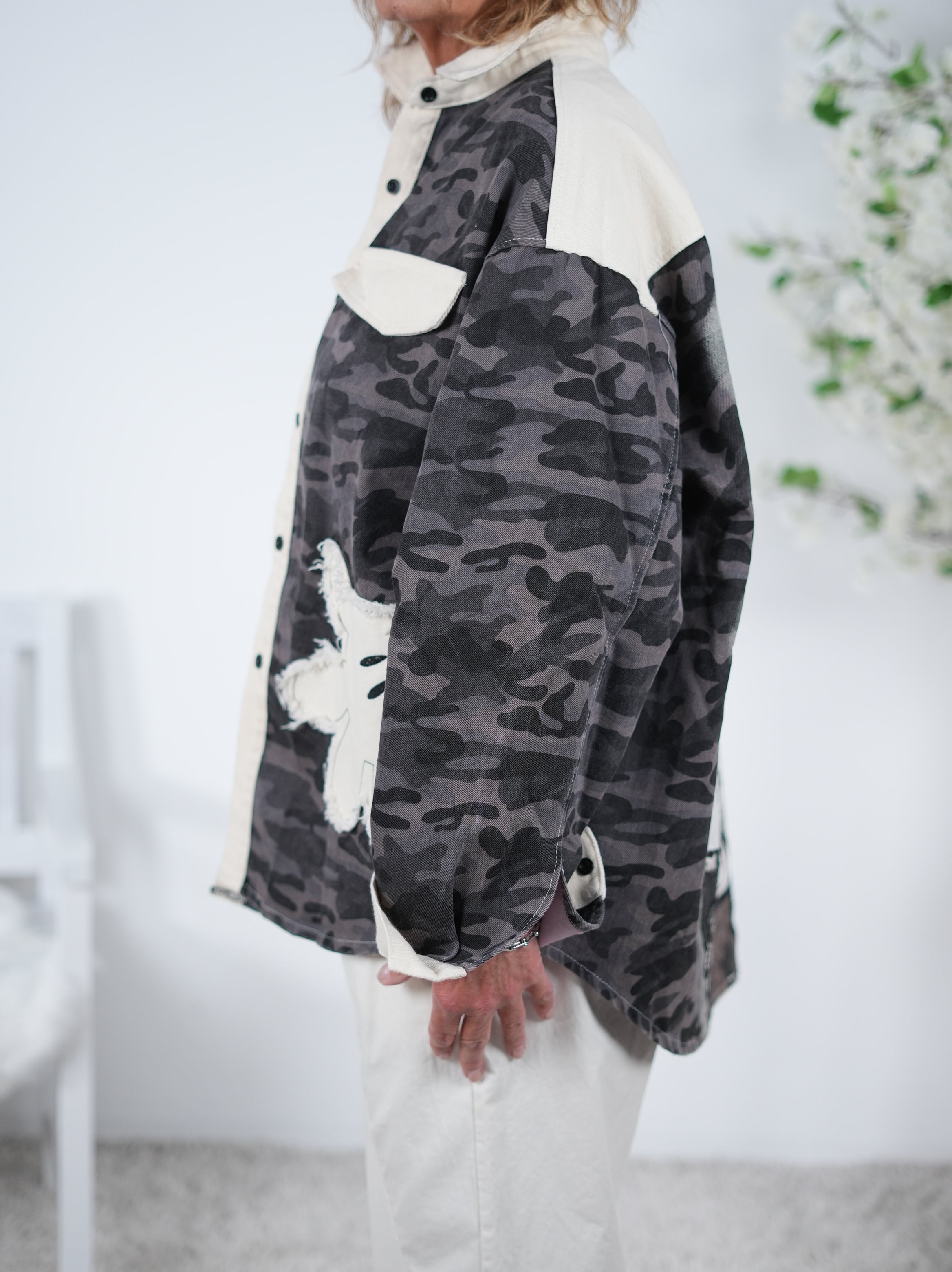 Jeans Jacke in camouflage mit großem Motiv