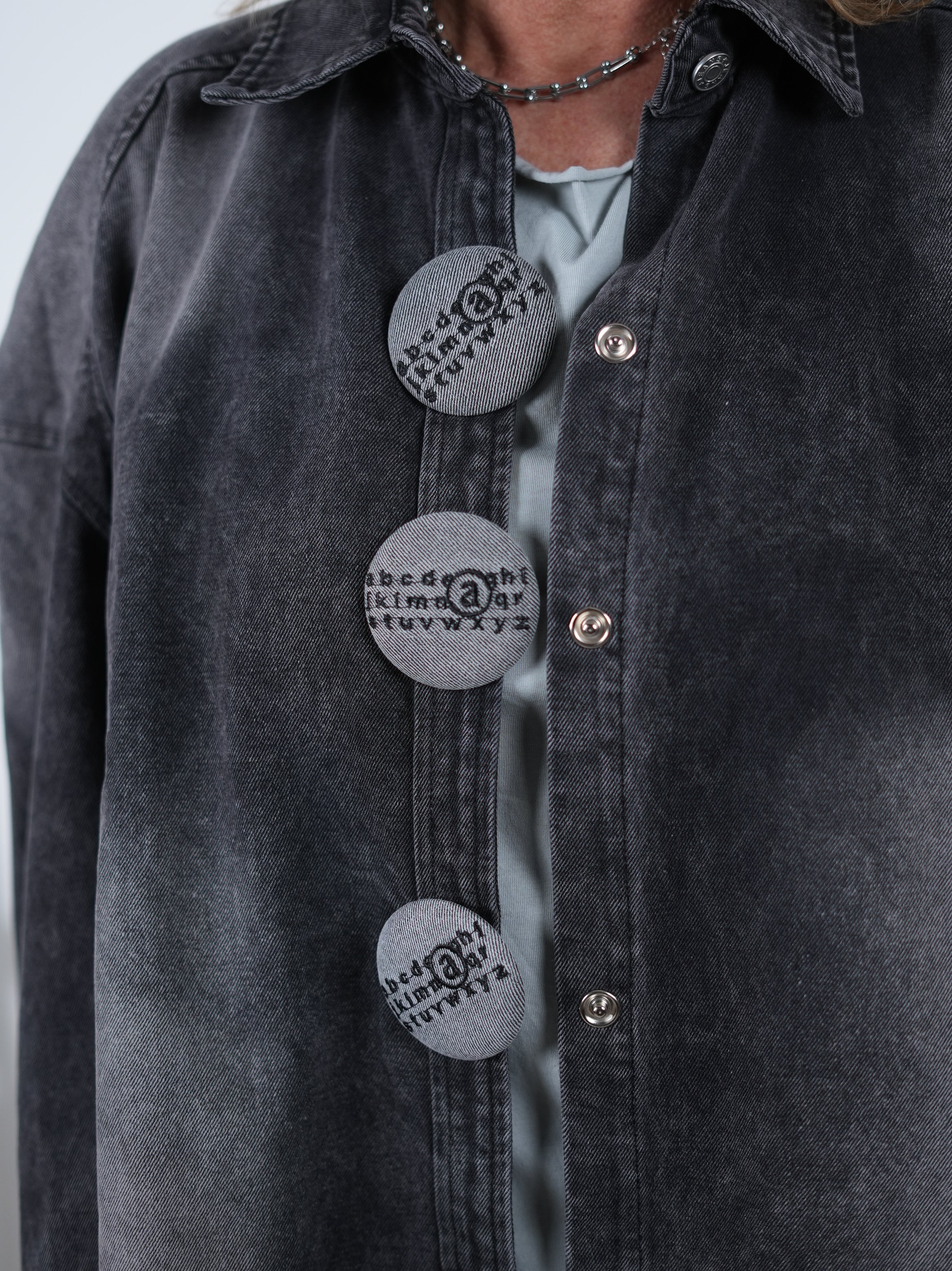 Jeans Jacke mit großen Knöpfen