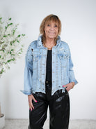 Jeans Jacke mit Nieten verziert