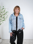 Jeans Jacke mit Nieten verziert