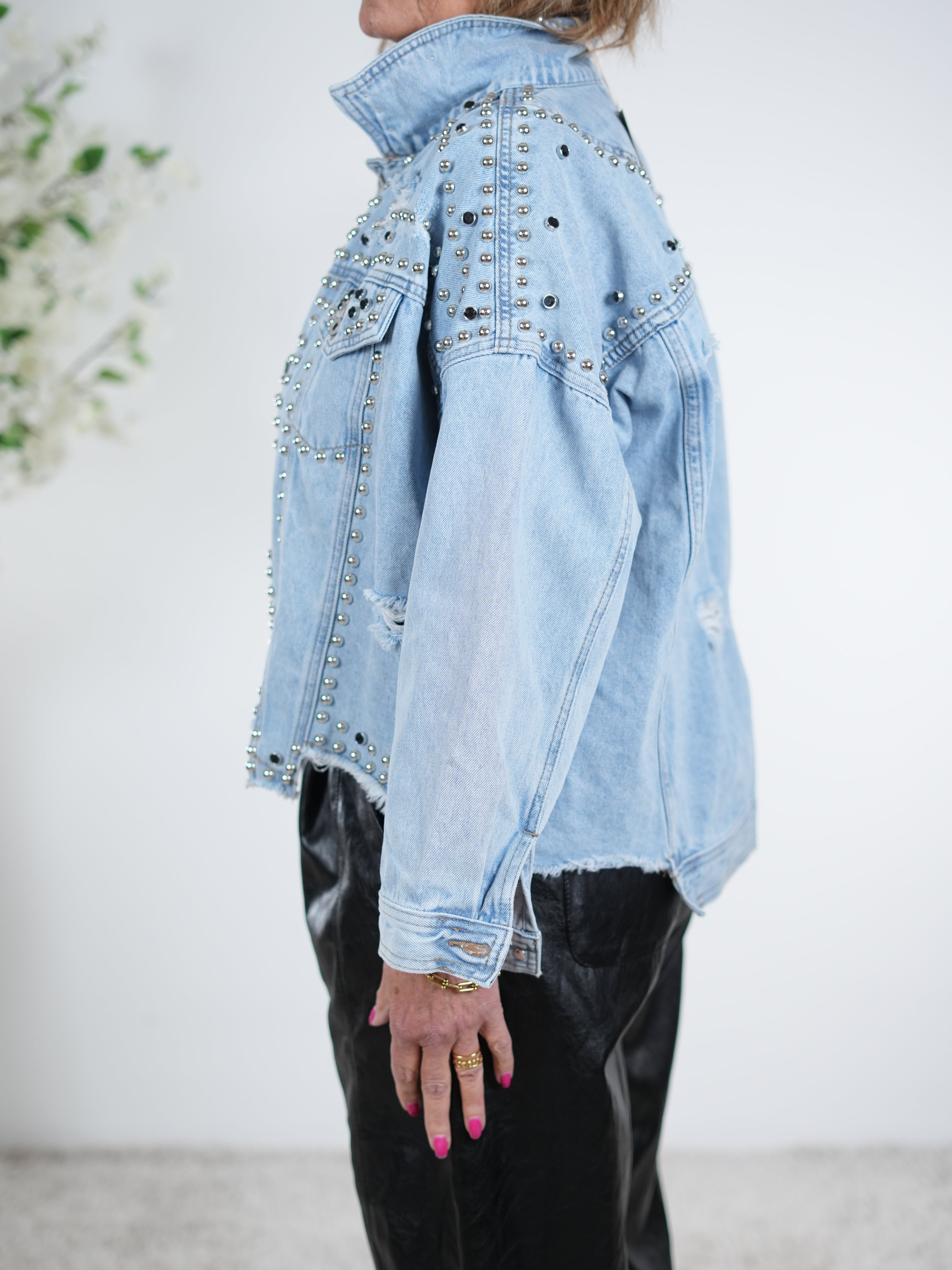 Jeans Jacke mit Nieten verziert