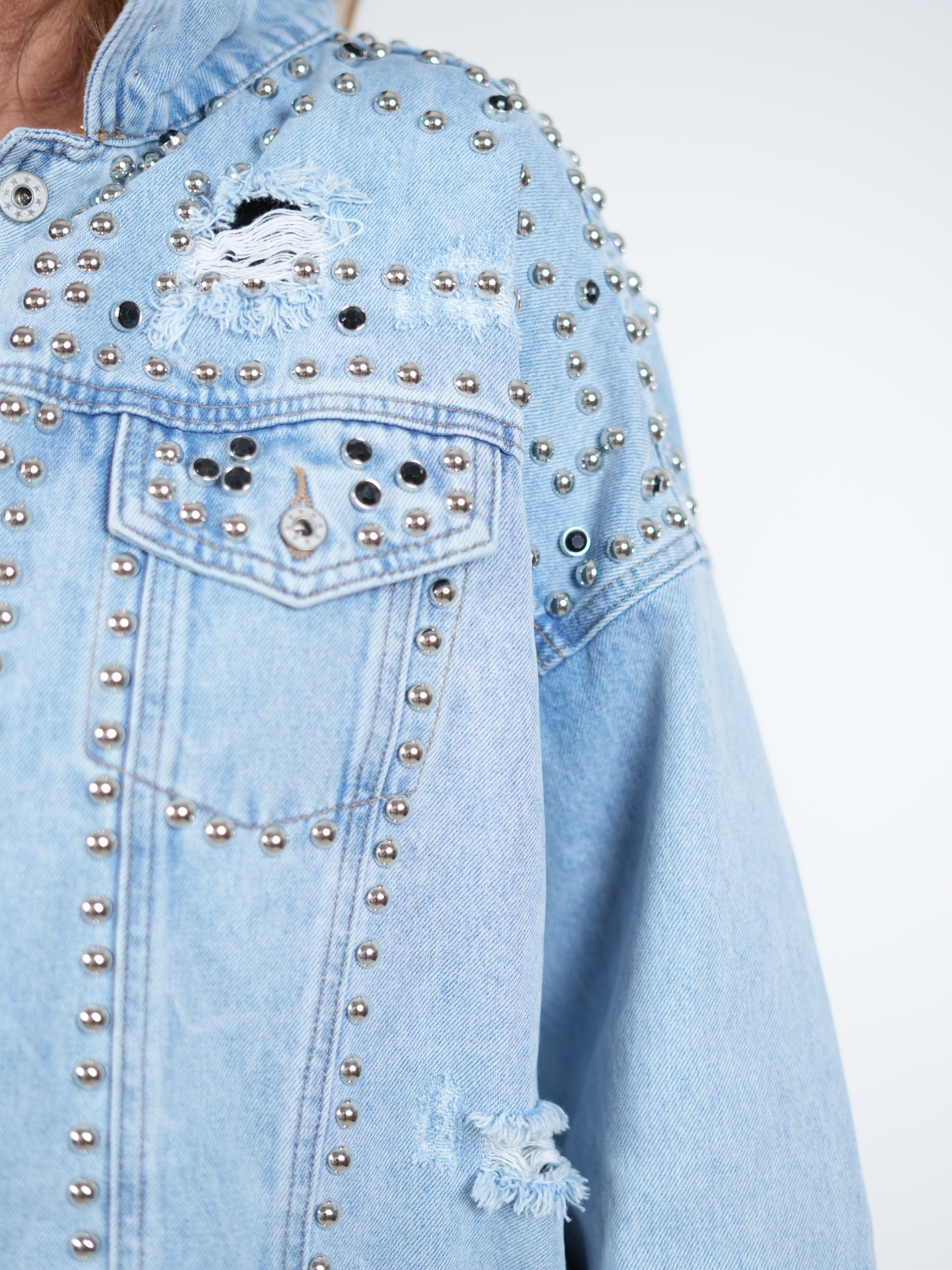 Jeans Jacke mit Nieten verziert
