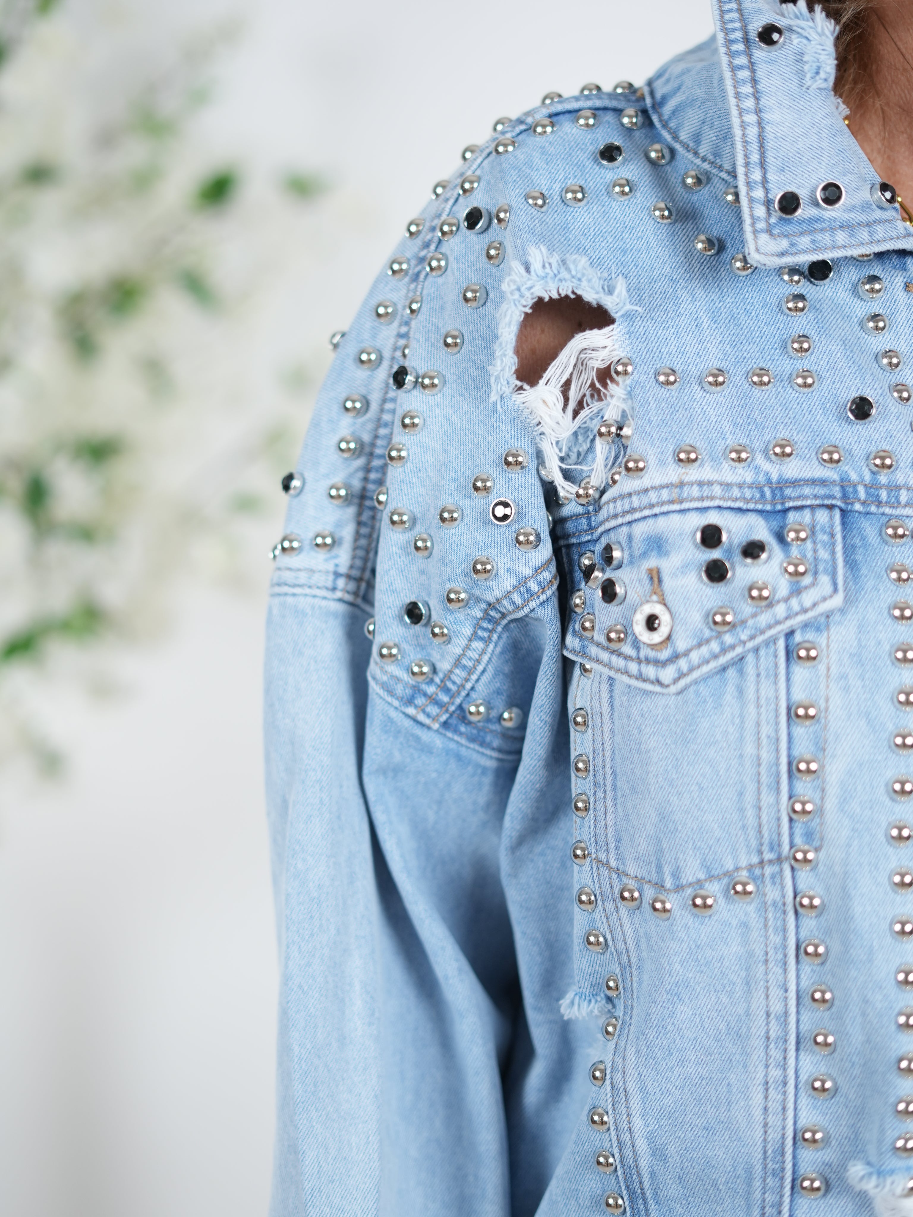 Jeans Jacke mit Nieten verziert