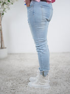 Jeans mit "Smile" Patch im destroyed Look