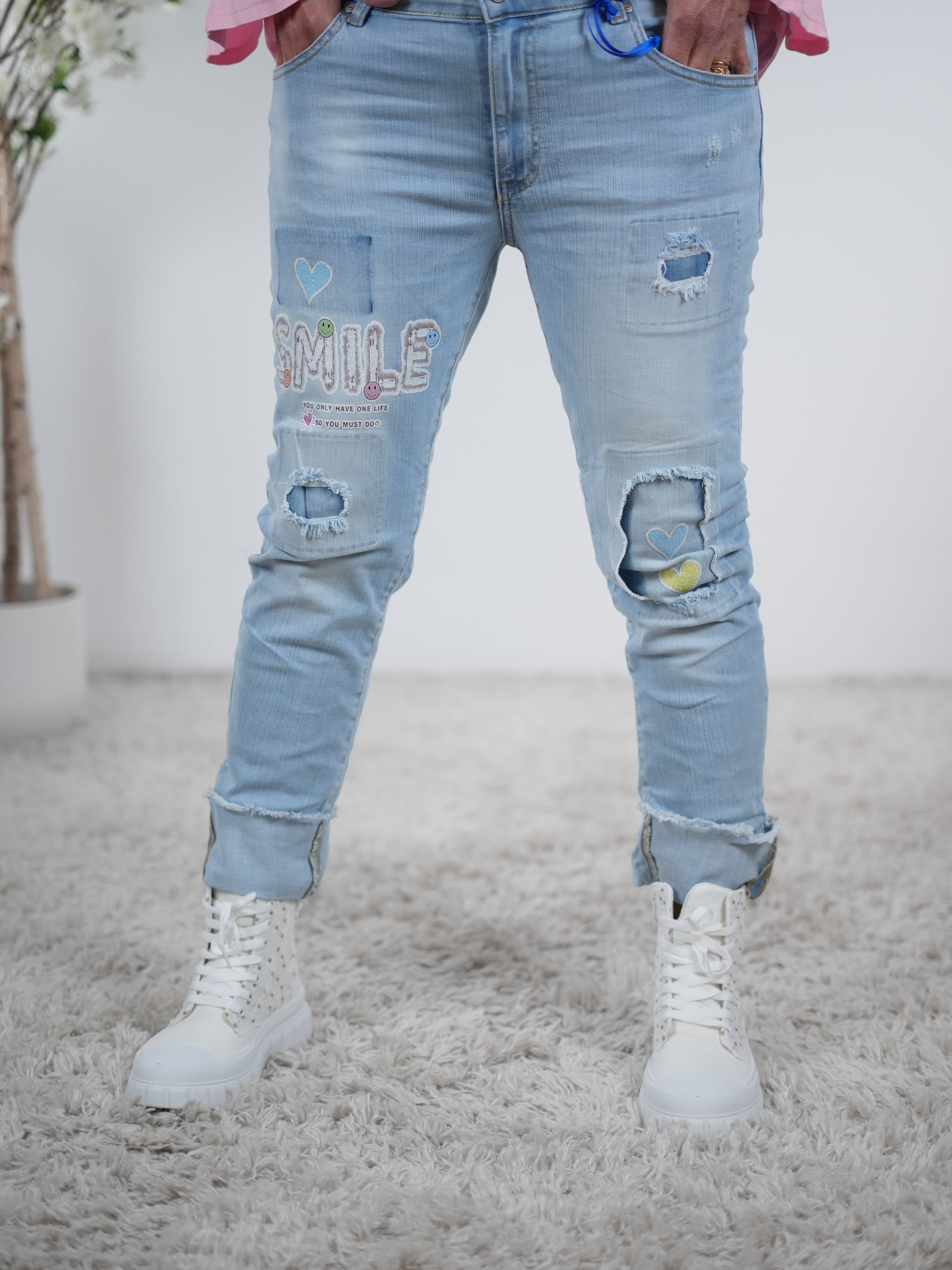 Jeans mit "Smile" Patch im destroyed Look