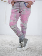 Frontansicht einer grauen Jeans Hose mit pinken Details. Fokus liegt auch auf den seitlichen Eingriffstaschen.