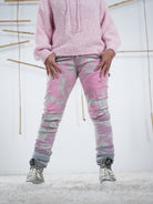 Weitwinklige Aufnahme der grauen Jeans. Hier kommen die pinken Details gut zur Geltung.