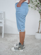 Jeans Shorts mit Ösen am Beinabschluss