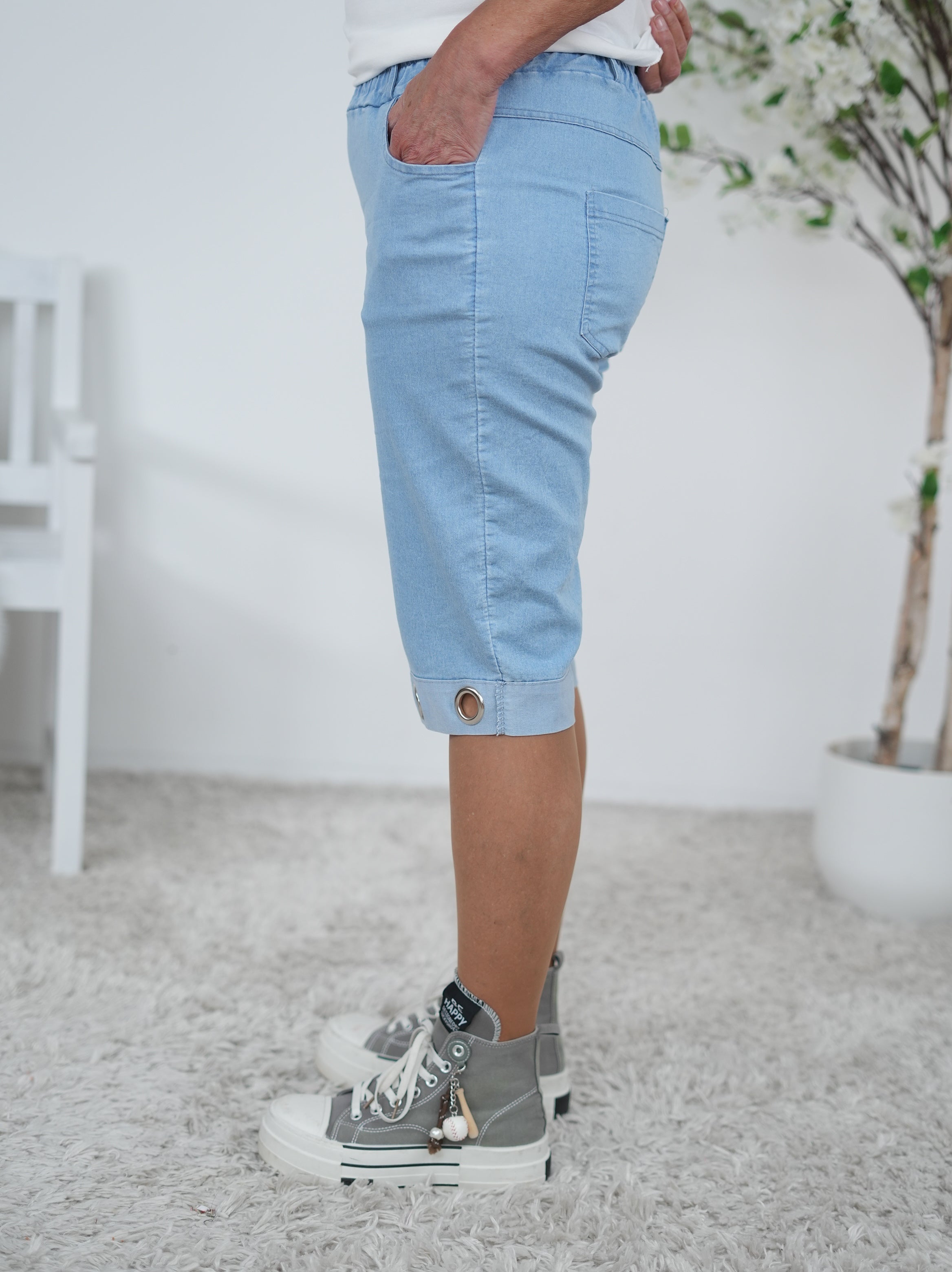 Jeans Shorts mit Ösen am Beinabschluss