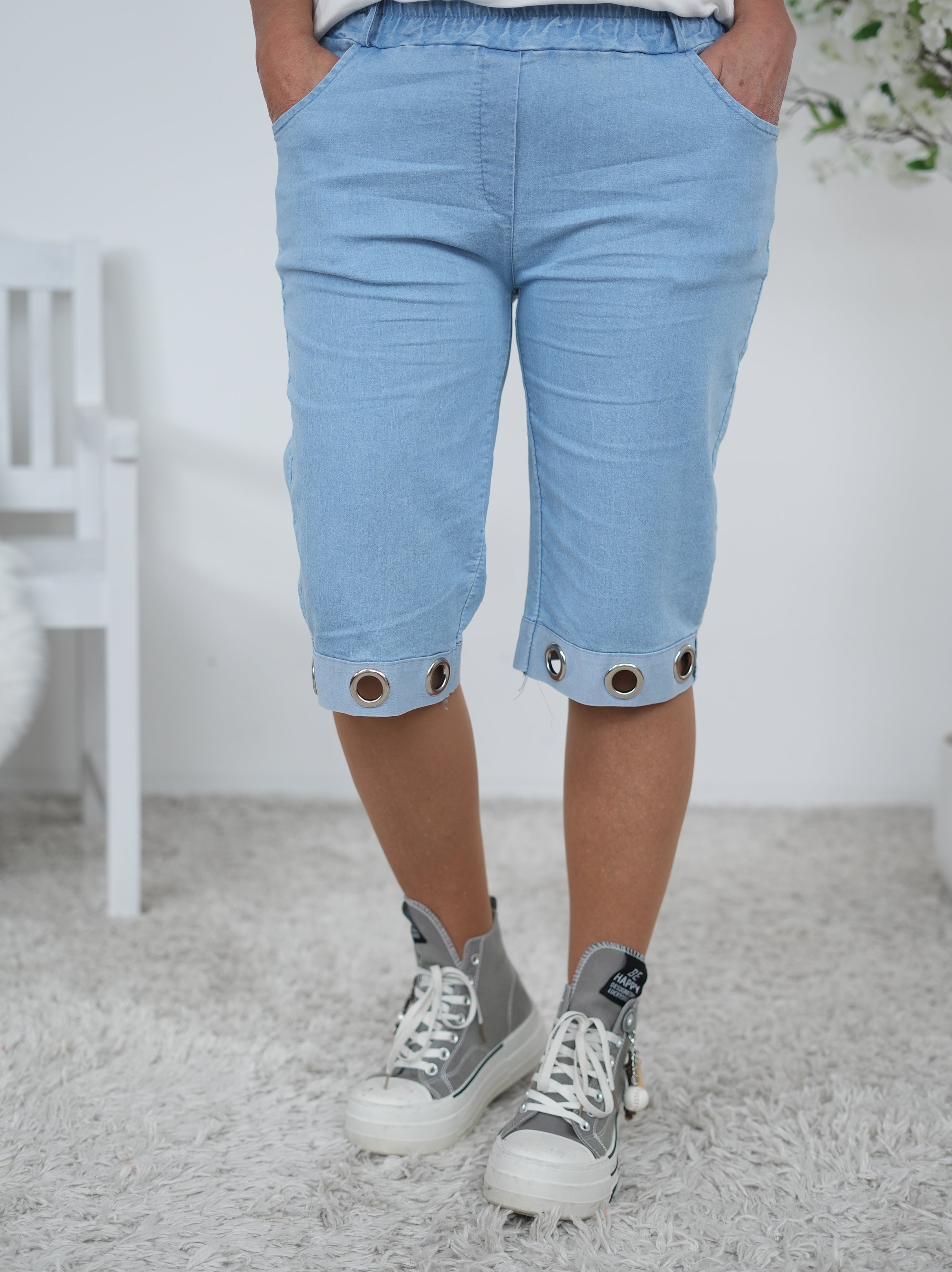 Jeans Shorts mit Ösen am Beinabschluss