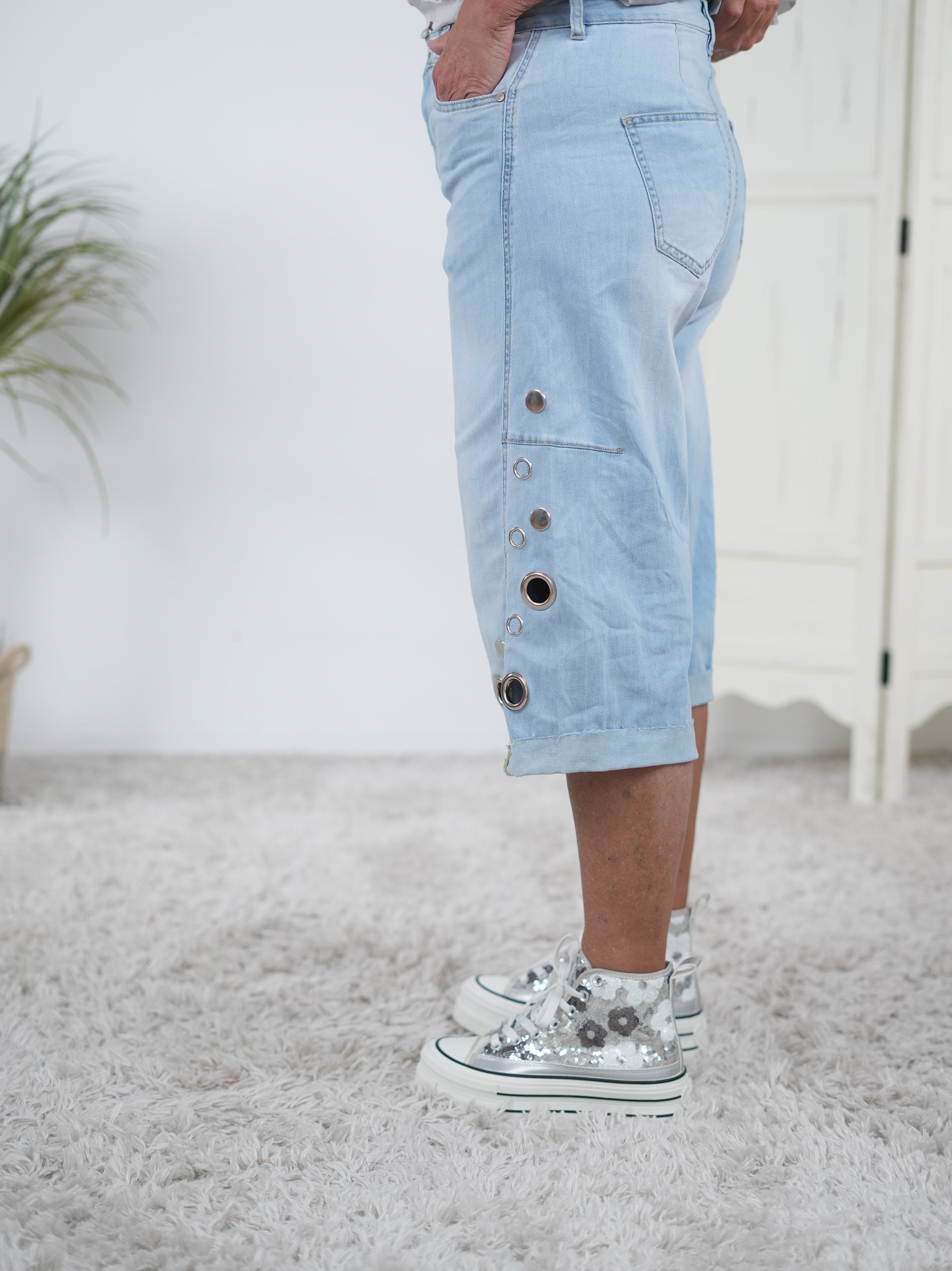 Jeans Shorts mit verschiedenen Ösen und Nieten verziert