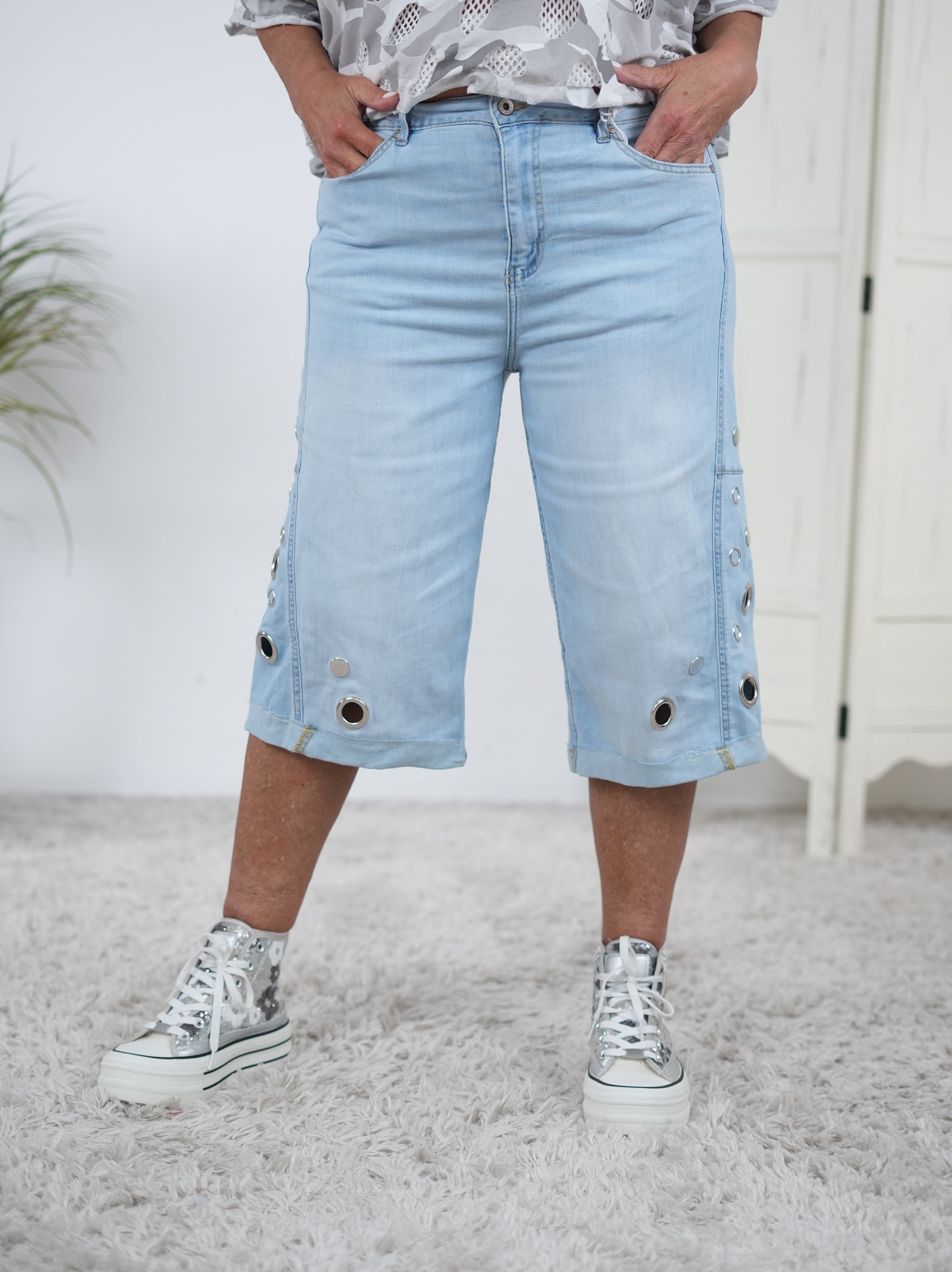 Jeans Shorts mit verschiedenen Ösen und Nieten verziert