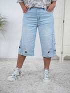 Jeans Shorts mit verschiedenen Ösen und Nieten verziert