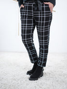 karierte Jogpant in der Variante groß kariert. Die schwarz weiße Jogpant hat seitliche Eingriffstaschen.