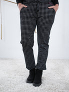 Klein karierte Jogpant mit elastischem Bündchen. Marion präsentiert die Jogpant, Frontansicht.