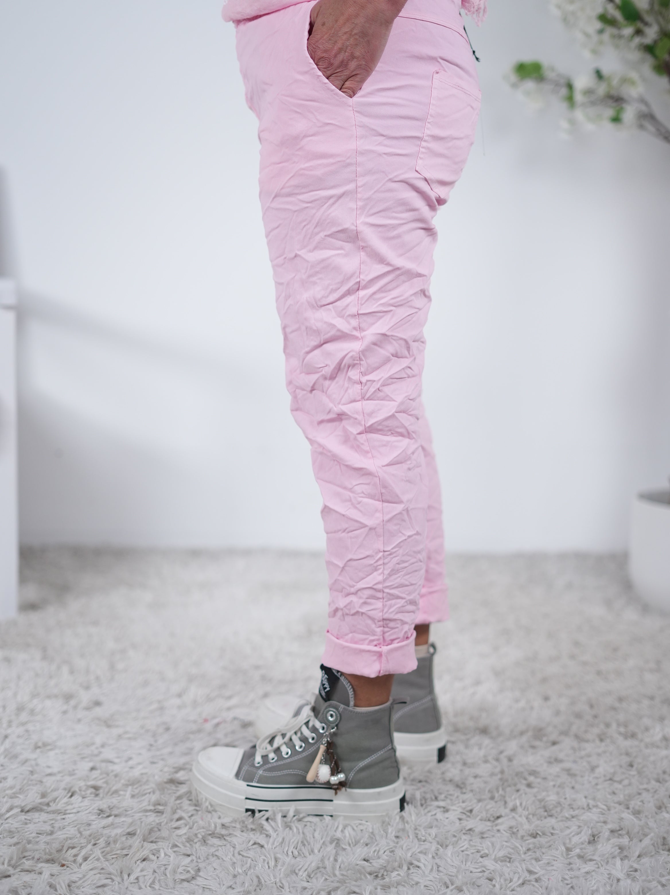 Jogpant mit aufgenähtem Schriftzug am Bein