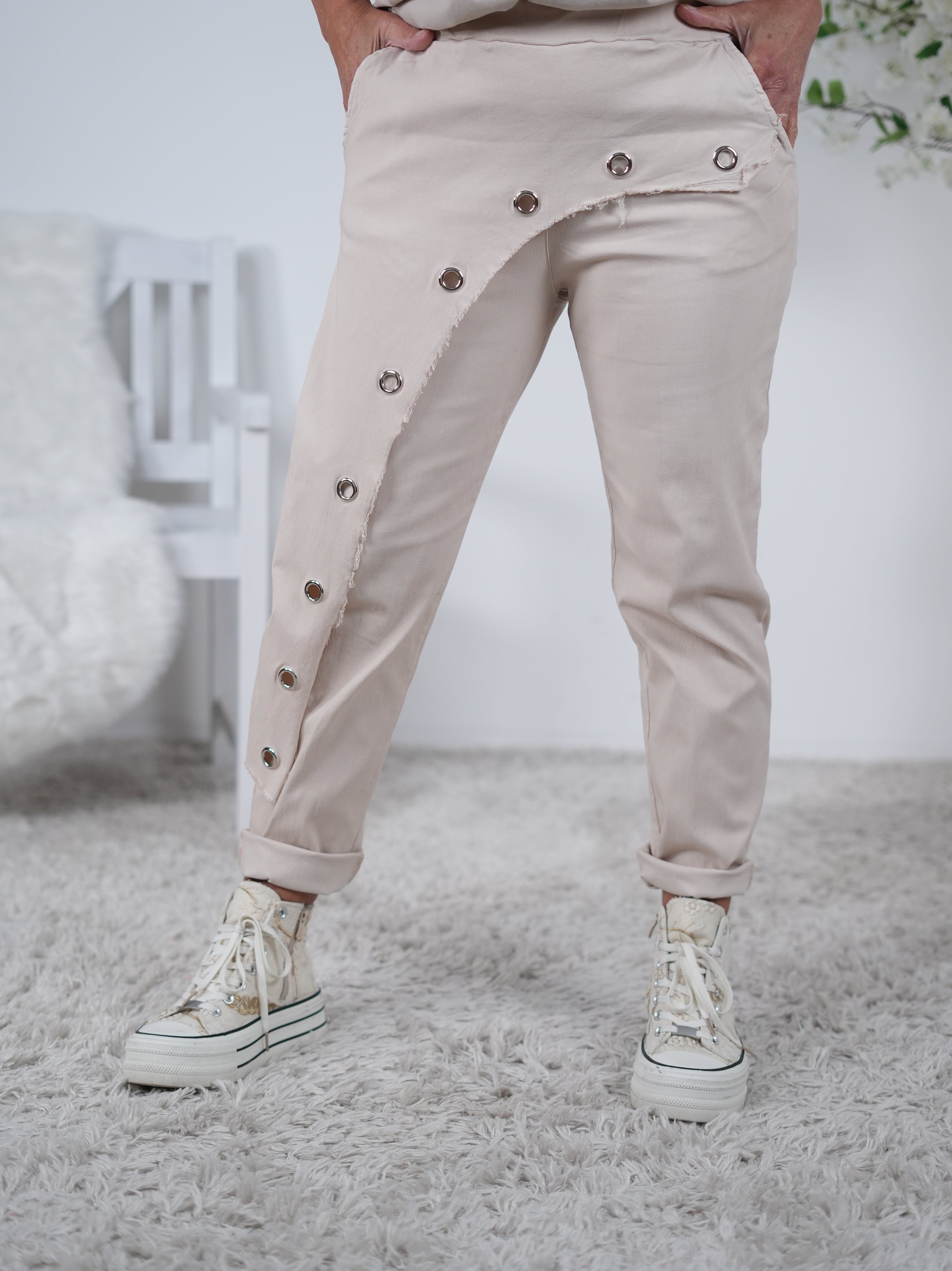 Jogpant mit elastischem Bund und Ösen Beige