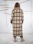 Rückenansicht eines langen Fleece-Mantels mit Karomuster in Beige-Braun