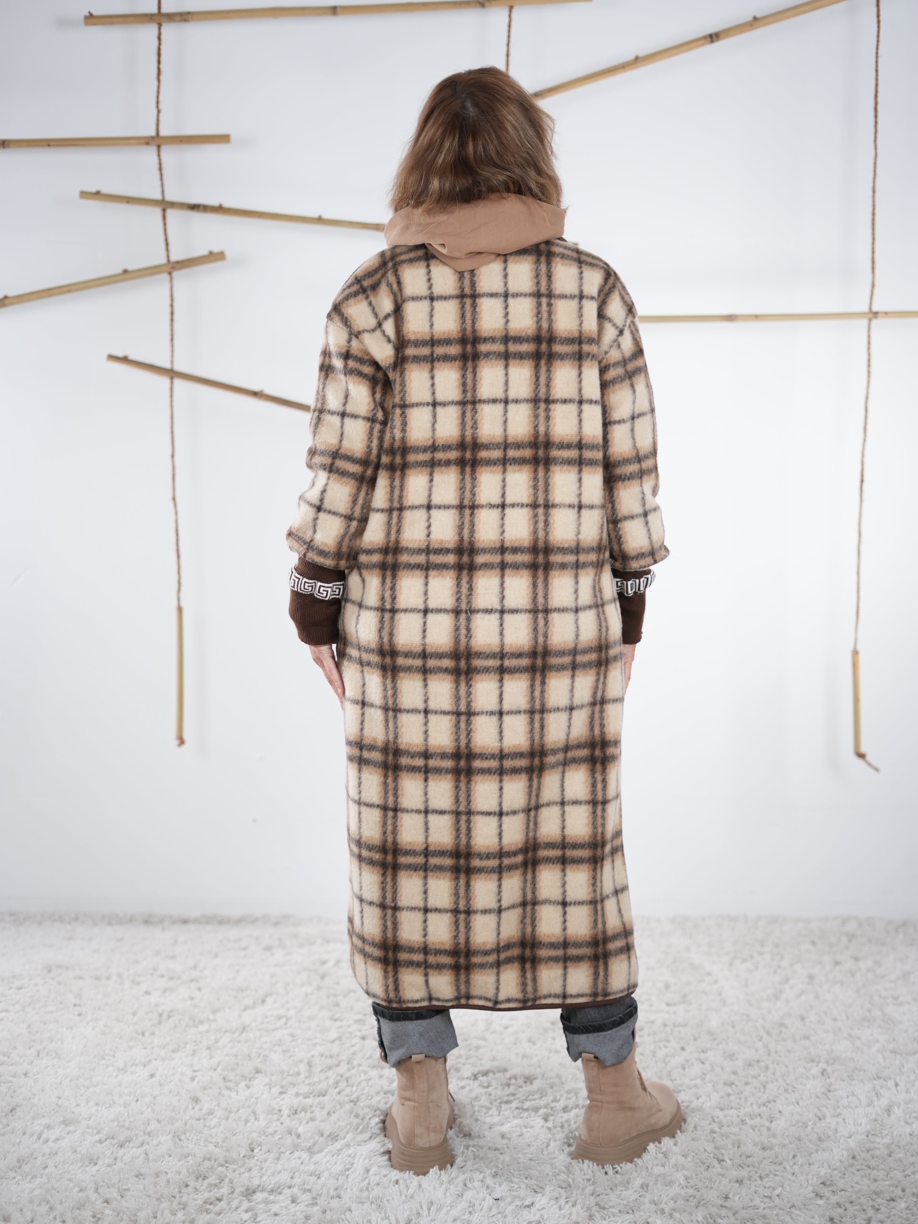 Rückenansicht eines langen Fleece-Mantels mit Karomuster in Beige-Braun
