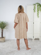 Kleid mit Stickerei verziert, camel