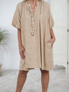 Kleid mit Stickerei verziert, camel