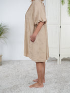 Kleid mit Stickerei verziert, camel