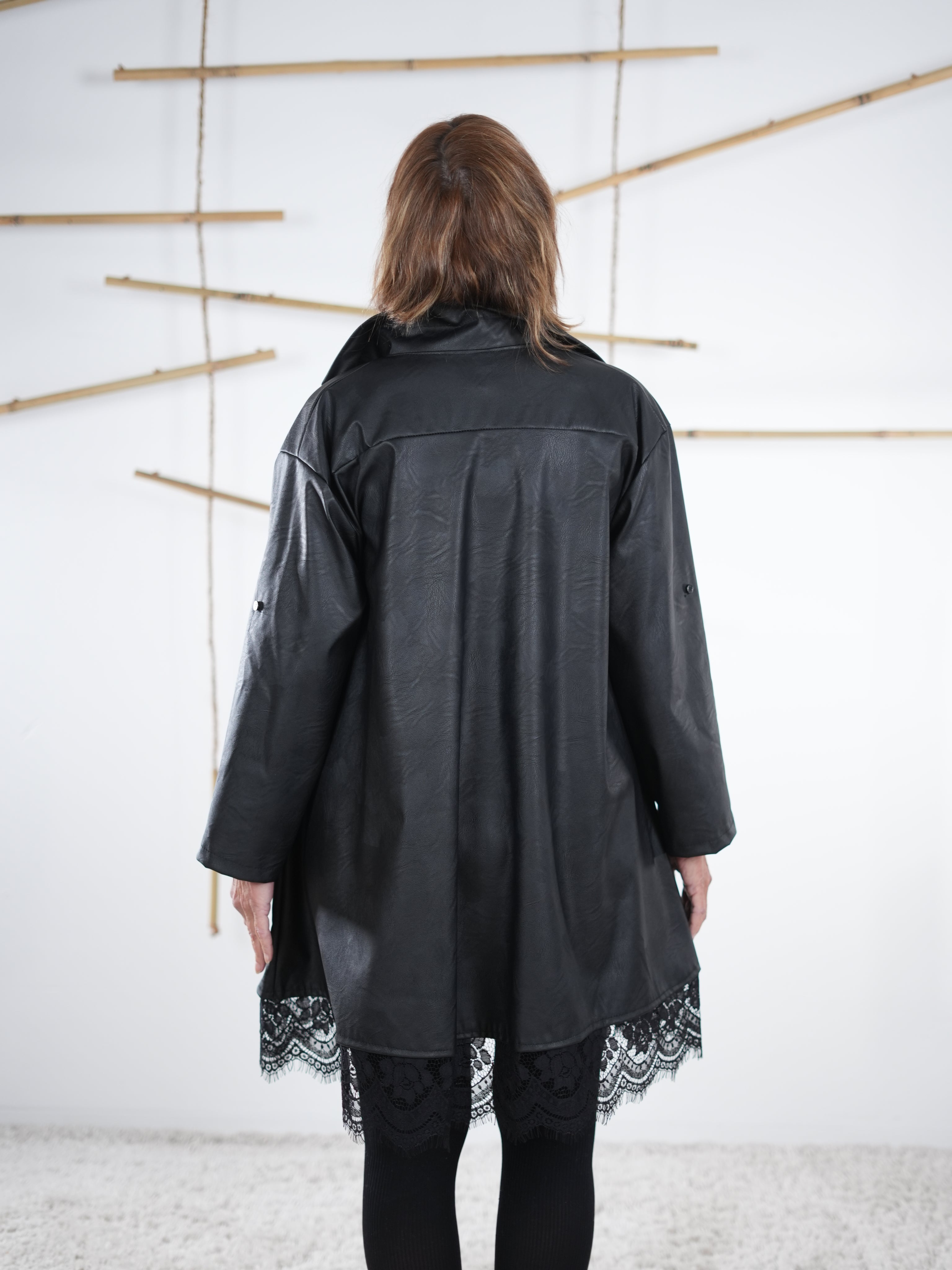 Rückansicht der schwarzen Kunstleder-Tunika mit dekorativer Spitze.