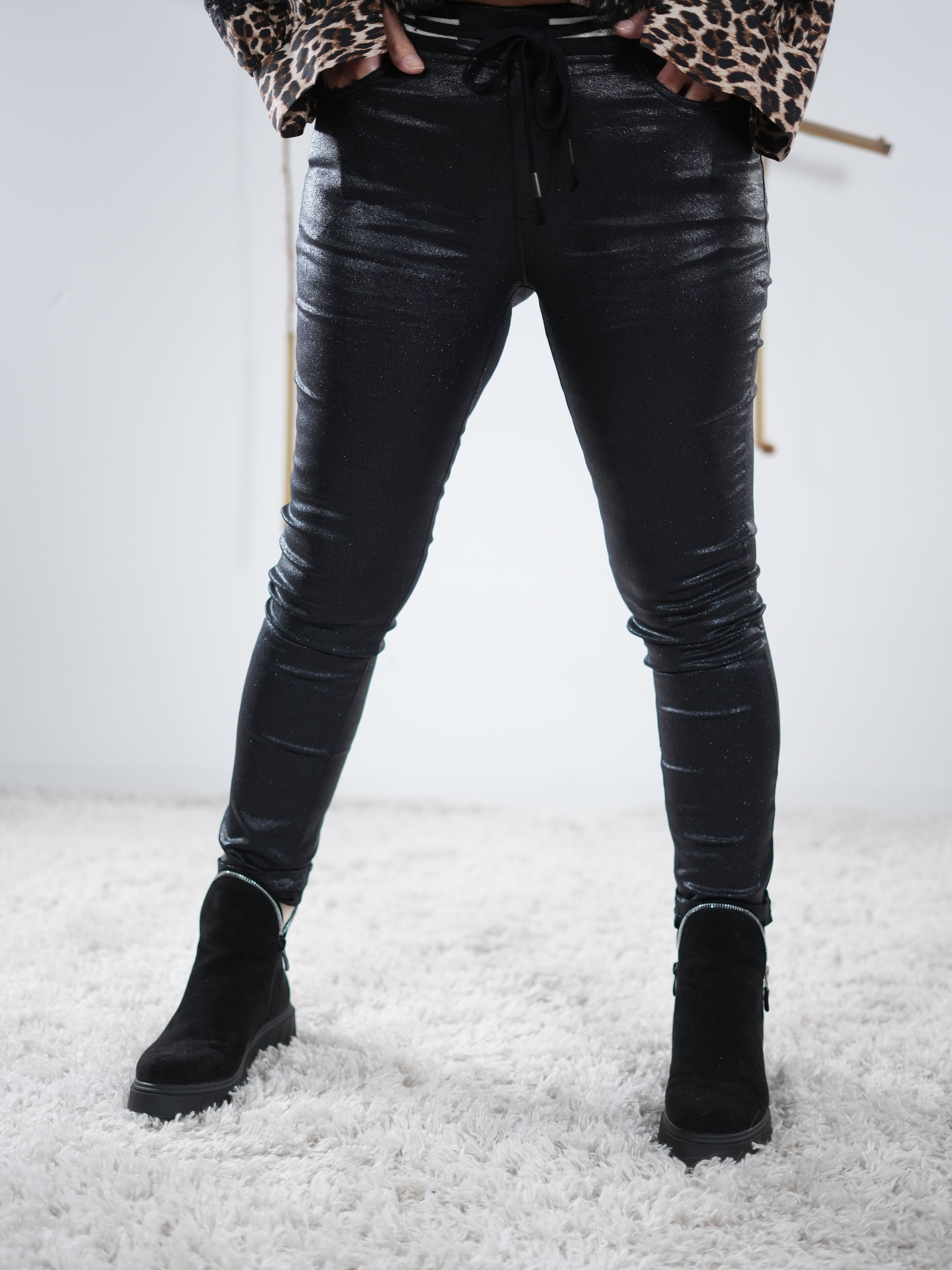 Kunstlederjogpant mit Glitzer Print