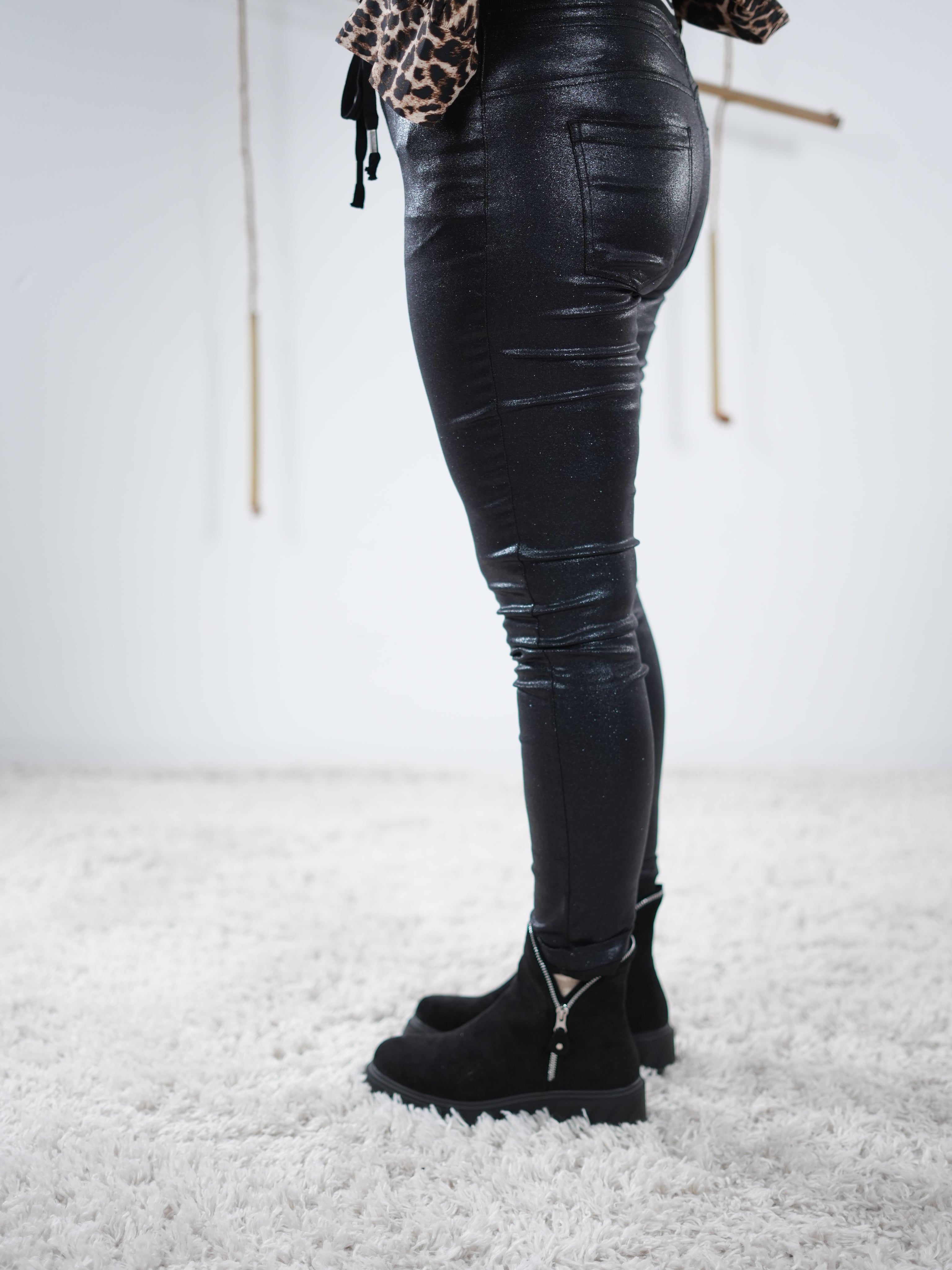 Kunstlederjogpant mit Glitzer Print