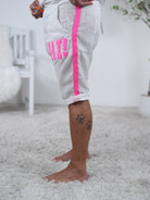 Kurze Leinen Short mit pinken Highlights