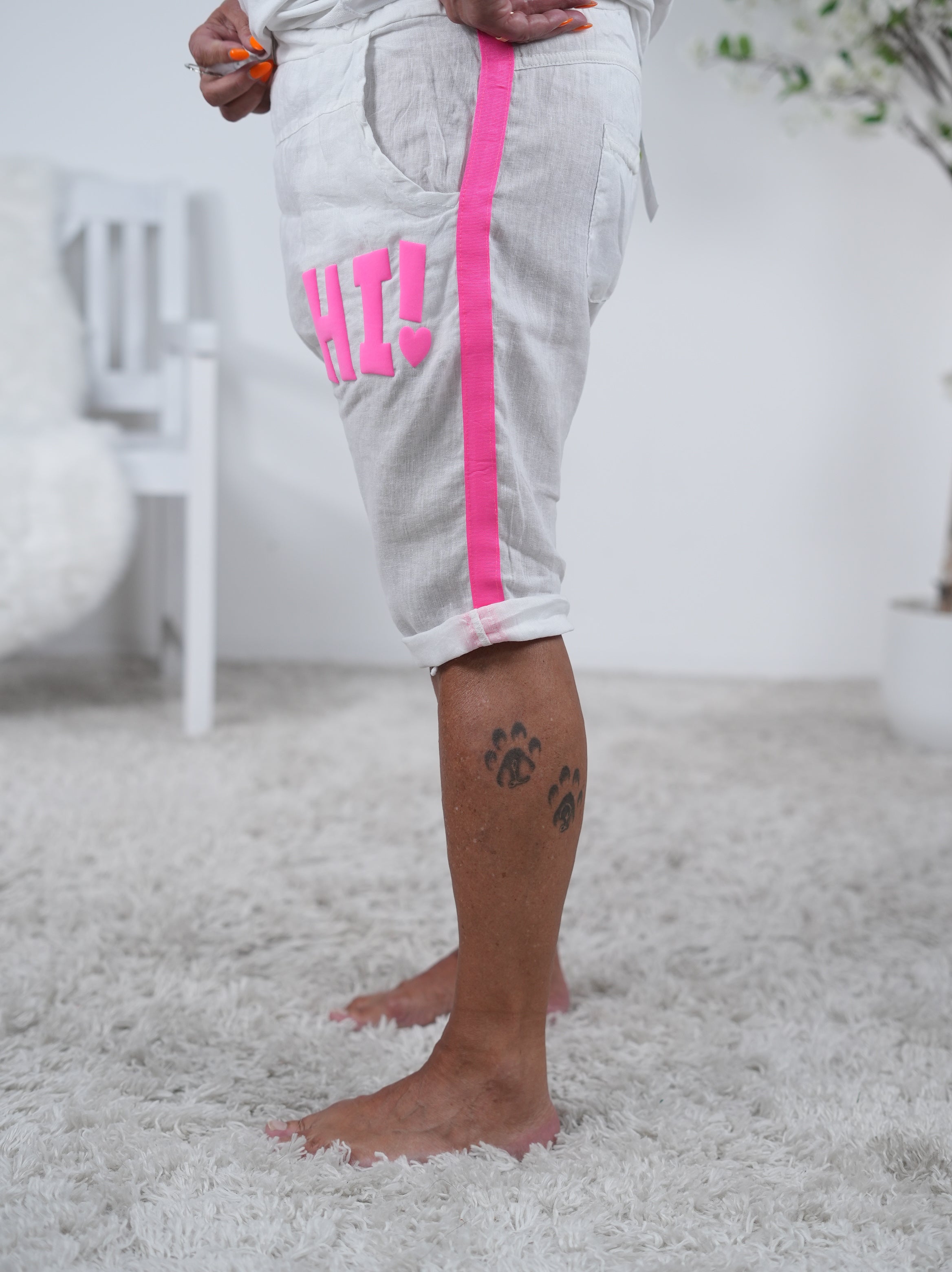 Kurze Leinen Short mit pinken Highlights