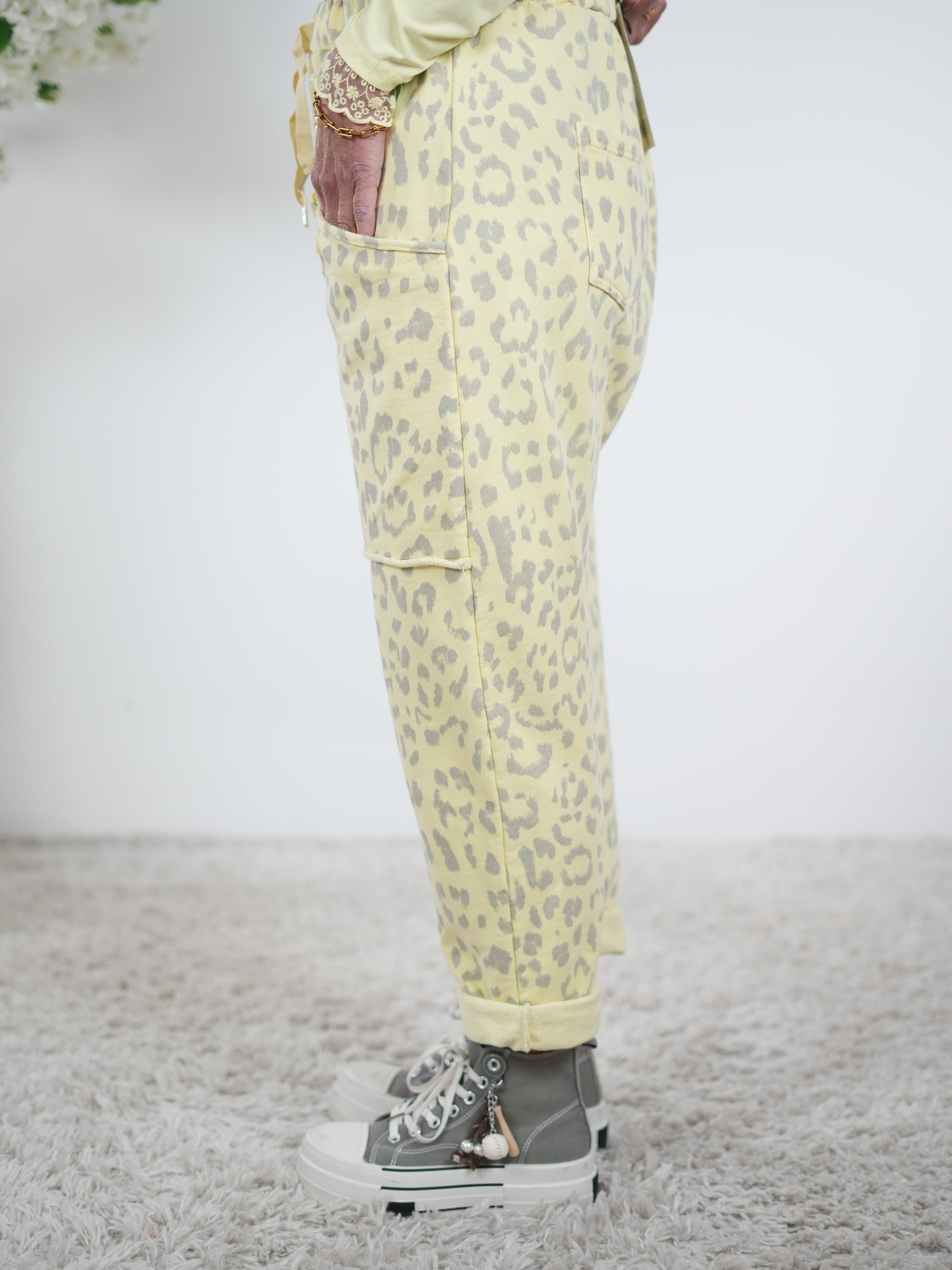 lässige Baggy im Leo Look