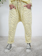 lässige Baggy im Leo Look