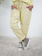 lässige Baggy im Leo Look