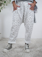 lässige Baggy im Leo Look One Size (ca Gr. 40 "oversize"-46) Weiß