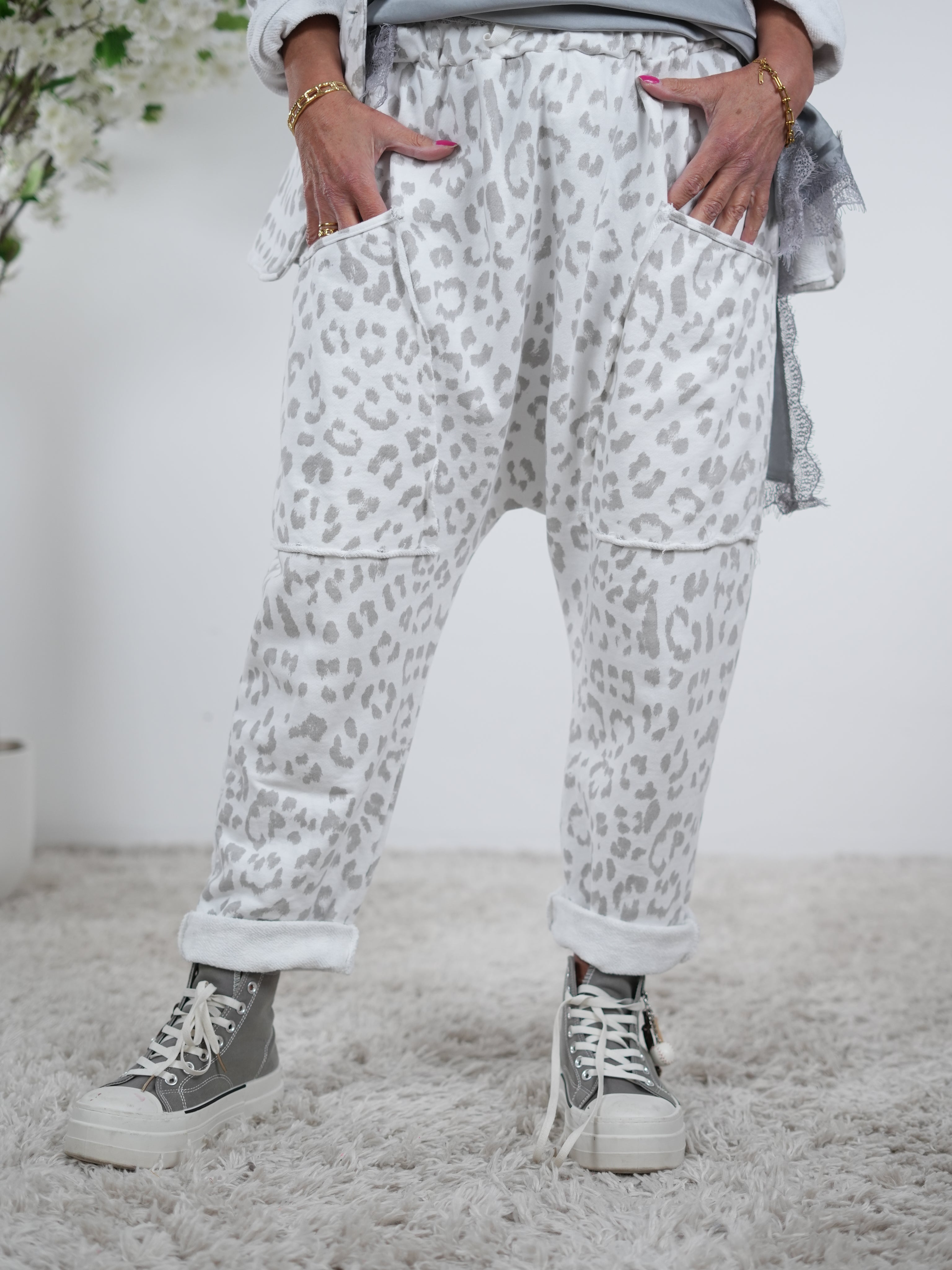 lässige Baggy im Leo Look One Size (ca Gr. 40 "oversize"-46) Weiß