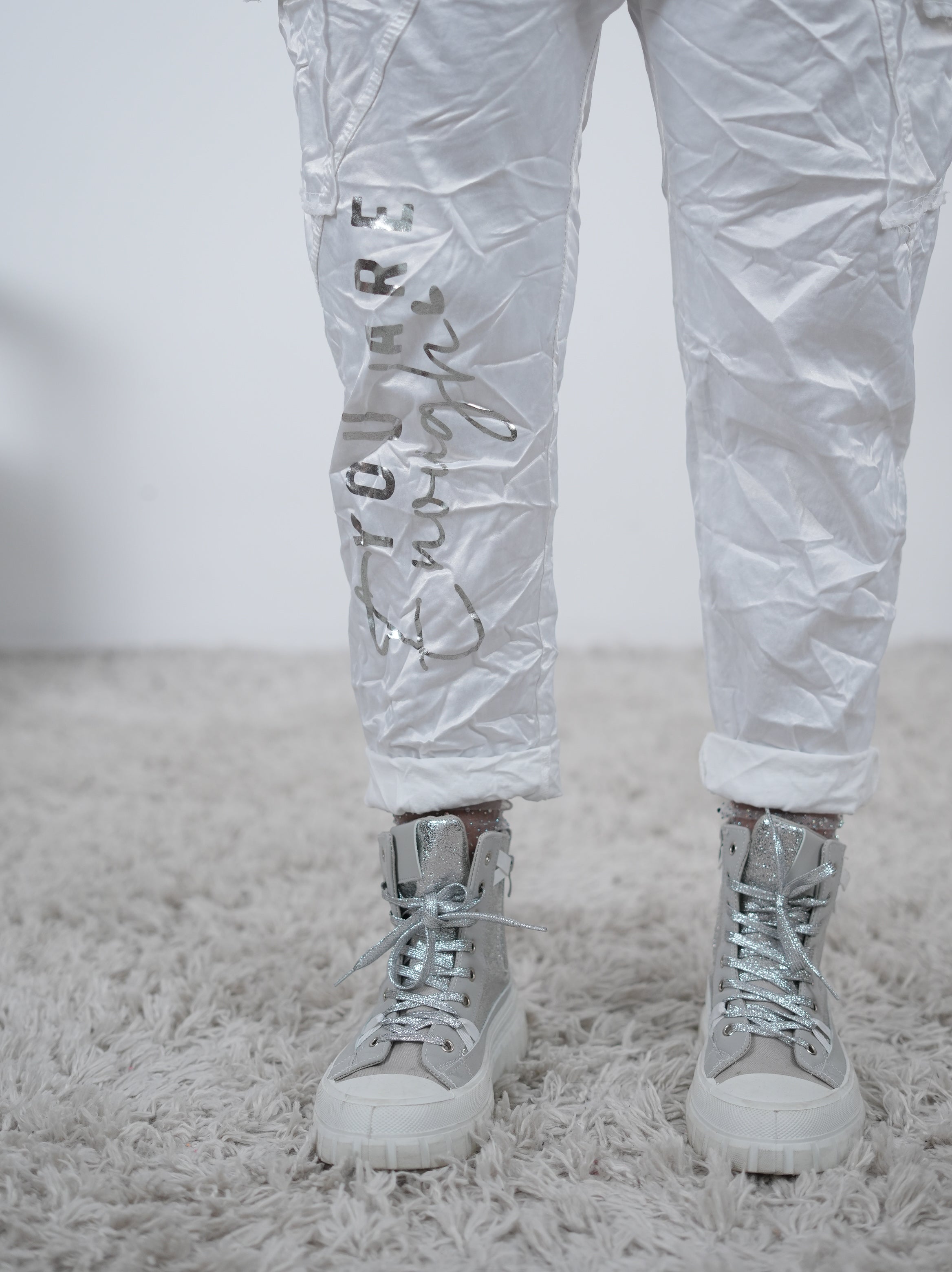 Lässige Baggy mit Satin-Glanz