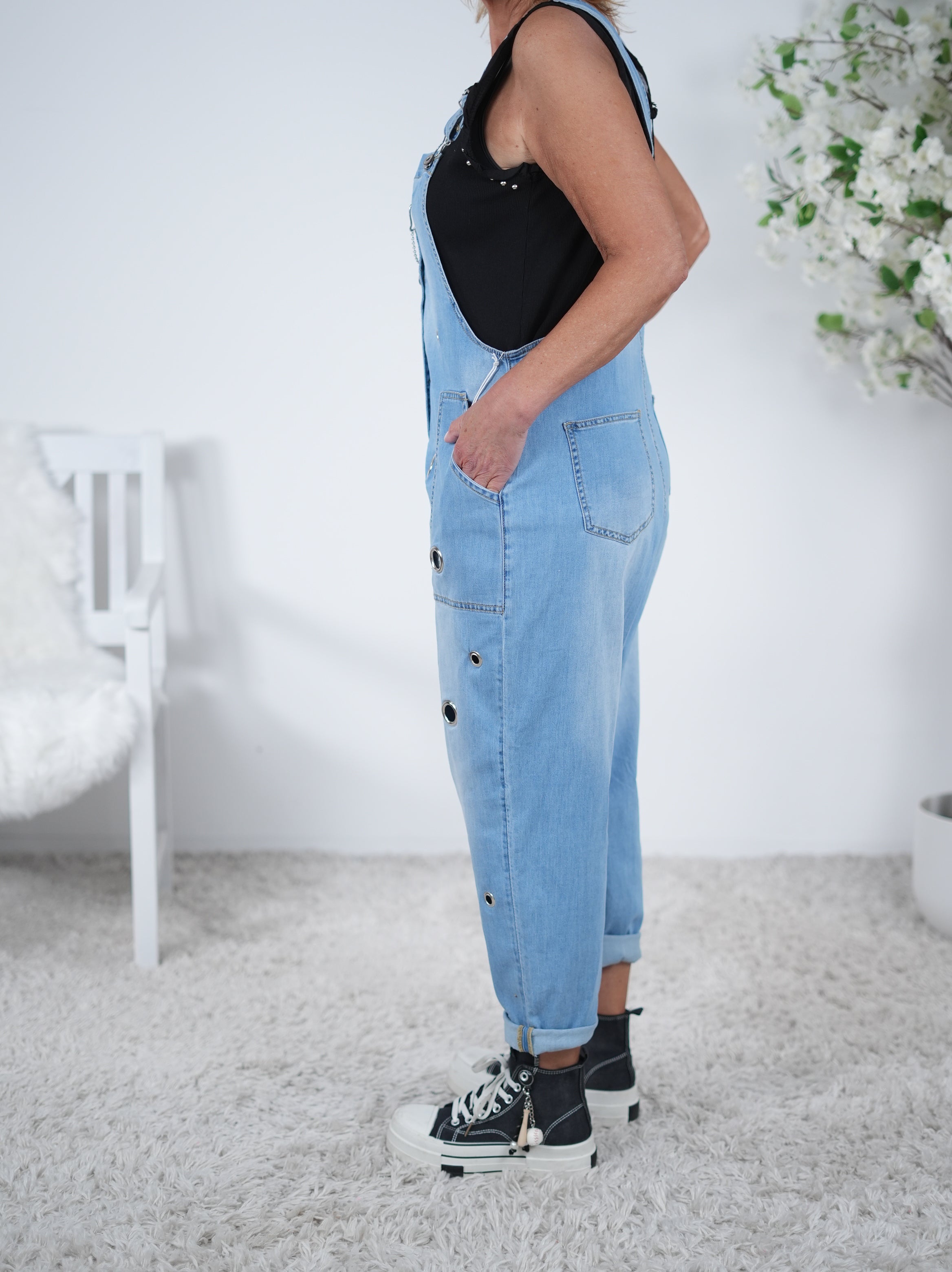 Lässige Jeans Latzhose mit Ösen verziert