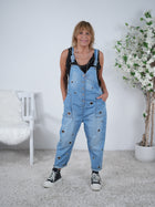 Lässige Jeans Latzhose mit Ösen verziert