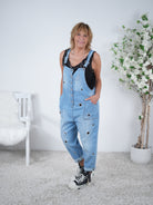 Lässige Jeans Latzhose mit Ösen verziert