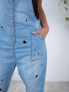 Lässige Jeans Latzhose mit Ösen verziert