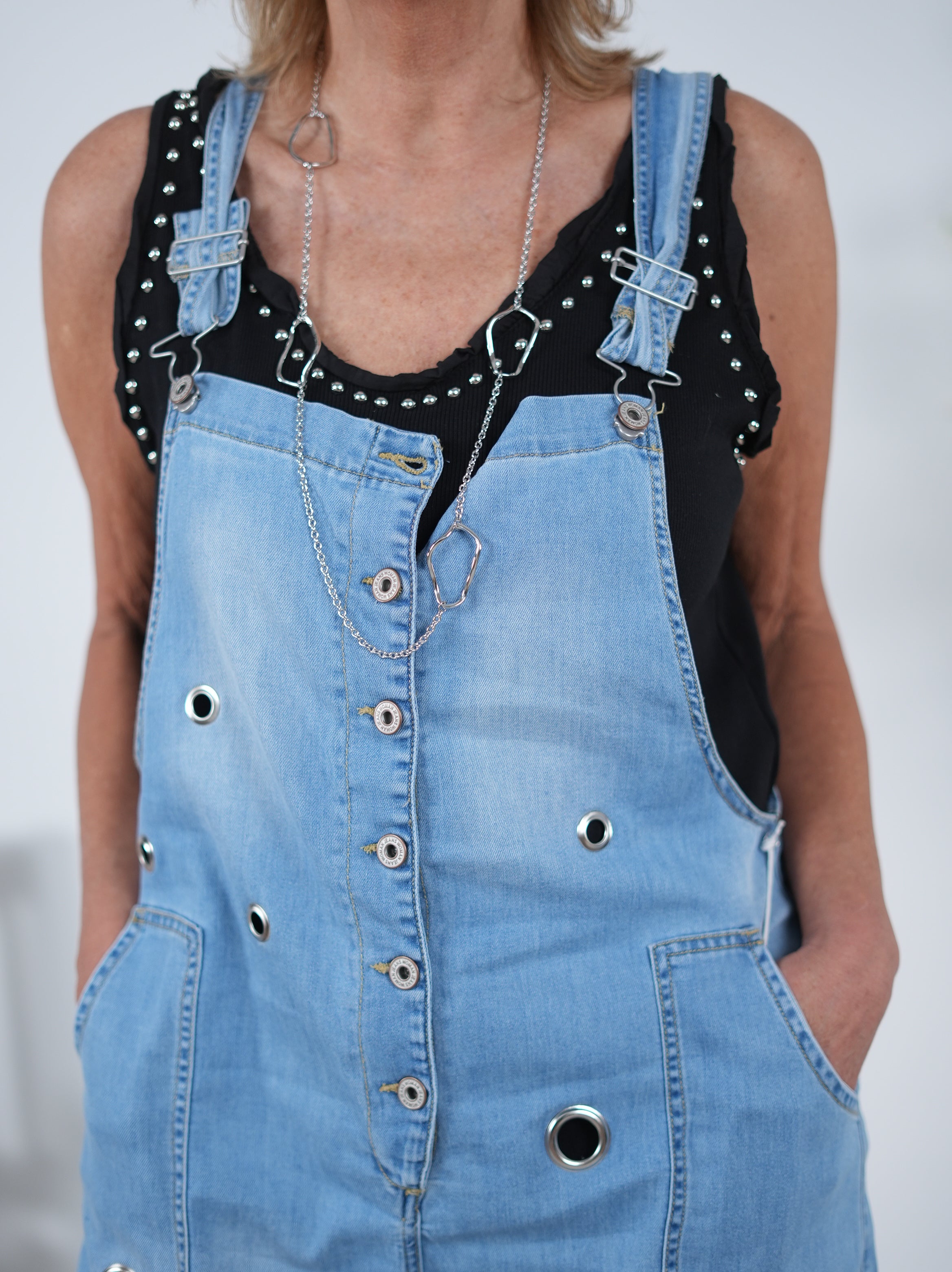 Lässige Jeans Latzhose mit Ösen verziert