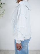 lässige Sweatjacke mit farbigen Außennähten