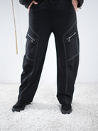 Schwarze Wide-Leg-Cargo-Hose mit hellen Kontrastnähten und seitlichen Zipper-Taschen
